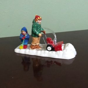 DEPT 56 CLEARING THE SIDEWALK